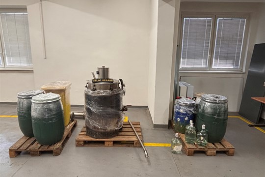 Celníci odhalili další nelegální pálenici. V Holešově se „marmeláda“ měnila na destilát