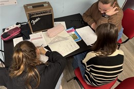 Rokycanská mládež pomáhá v útulku i v lavicích: Klub Akcent propojuje dobrovolnictví s doučováním 