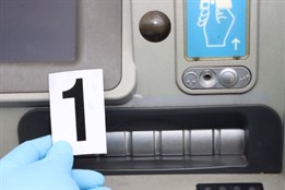 Bankomatový fantom v poutech. Za tři dny okradl 13 lidí, zastavili...