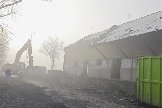 Konec ostudy u domažlického nádraží: Bagry začaly s demolicí chátrající budovy drah