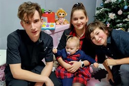 Zůstala sama na čtyři děti: Maminka z Karlových Varů po tragédii bojuje o domov i budoucnost dcery