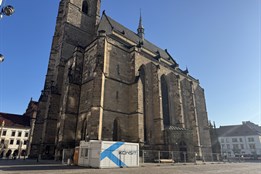 Katedrálu sv. Bartoloměje obklopí lešení, začala rekonstrukce střechy