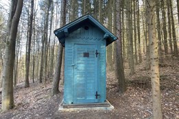 Byla jich stovka, zbyla jediná: Karlovy Vary zachránily unikátní historickou toaletu u Beethovenovy stezky