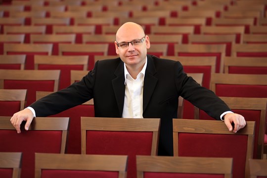 Valentýn v rytmu jazzu i klasiky. Nová scéna DJKT hostí Steinway Gala s Karlem Košárkem