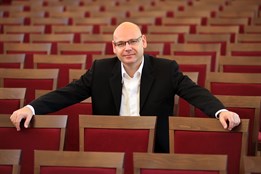 Valentýn v rytmu jazzu i klasiky. Nová scéna DJKT hostí Steinway Gala s Karlem Košárkem