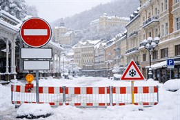 Silnice v lázeňském centru Karlových Varů zůstávají uzavřené až do soboty