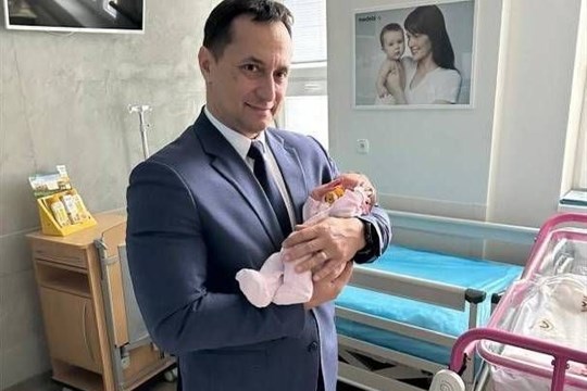 Tamara otevřela rok 2026. Hejtman Karlovarského kraje navštívil novoroční miminka