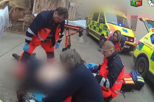 VIDEO: Pípnutí mobilu a sprint o život. Rokycanští policisté zachránili seniora v klinické smrti