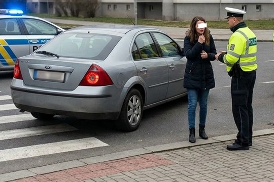 Řidička srazila na přechodu nezletilého chlapce, policisté hledají svědky!