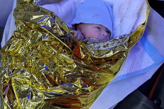 Místo lékařů zasáhla operátorka. Plzeňští rodiče prožili porod, na který nikdy nezapomenou