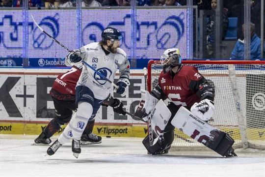 Hořký návrat čtvrtfinále do Plzně. Škoda nenašla recept na Kořenáře, Petmana odváželi na nosítkách