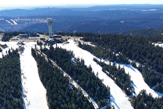 Prázdné sjezdovky a ideální podmínky: Skiareál Klínovec láká na závěr sezóny