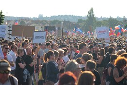 Z Karlovarska vyrazí na Letnou plné autobusy. Na demonstraci Milionu chvilek se chystají stovky lidí