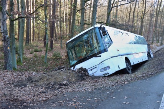 Zpoza volantu rovnou pro parfémy. Šílená jízda plzeňského zloděje autobusu pokračovala v regálech obchodů