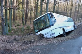 Zpoza volantu rovnou pro parfémy. Šílená jízda plzeňského zloděje autobusu pokračovala v regálech obchodů