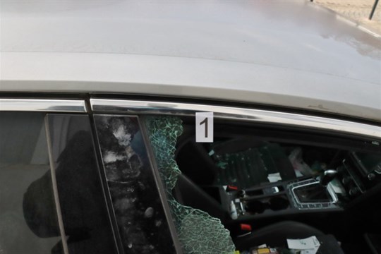 Vyluxovaná auta v Plzni. Zloději jdou po všem, od učebnic angličtiny po 260 tisíc v hotovosti