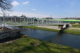 Plzeň opravuje zrezivělou lávku ve Štruncových sadech. Cyklisty a chodce převede provizorní konstrukce