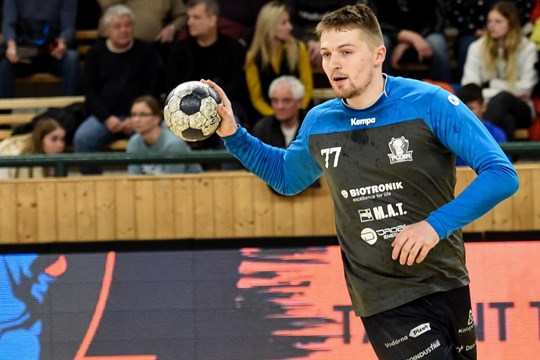 Po návratu z reprezentace doufá házenkář Režnický v dlouhé vousy. K žiletkám už bylo blízko, směje se