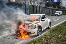 V Plzni u Kauflandu hořelo auto. A nebyl to elektromobil...