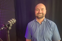 Ámos sympaťák učí na vesnici u Nýřan a nesnáší šikanu