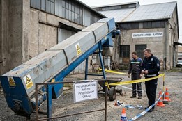 Tragédie na Klatovsku má dohru: Patnáctiletý chlapec, kterému stroj utrhl ruku, pracoval načerno