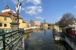 Plzeňští koi kapři míří na sádky: Plzeň zahájila pravidelné čištění Mlýnské strouhy