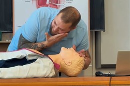 Nebezpečné výzvy z TikToku: Nemocnice v Domažlicích školí učitele, jak poznat varovné signály