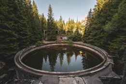 Industriální romantika v srdci hor: Objevte betonové obry na...