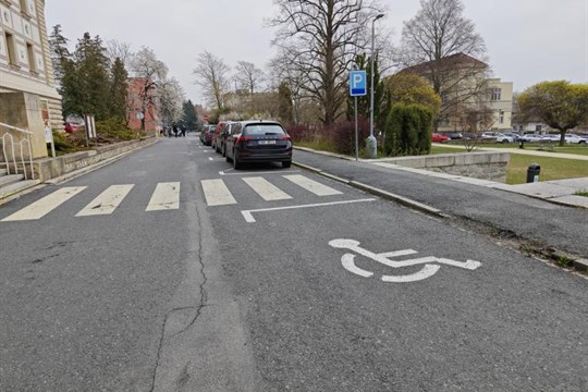 Domažlice opraví Paroubkovu ulici: Zmizí rozbité obrubníky a v sousedství přibudou parkoviště