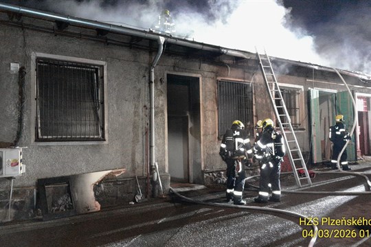 V nechvalně proslulé Jateční hořelo. Hasiči zachraňovali z plamenů tři osoby