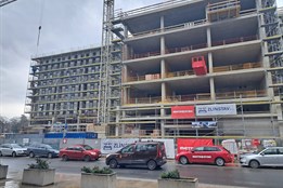 Nová budova Fakulty technologické roste jako… z betonu! Stavbaři drží tempo, za rok se má otevírat