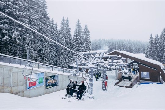 Mrzne a pracují sněžná děla. Vánočních lyžařů ale zatím Špičák nepřivítal