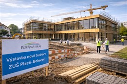 Starý barák nahradí skleněný unikát. Plzeňský kraj staví v Bolevci novou ZUŠ za 100 milionů