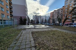 Místo šedi oáza klidu? Plzeňská „Jednička“ překresluje mapu vnitrobloků, slovo mají obyvatelé