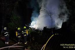 Plameny pohltily chatu na Rokycansku. Škoda šplhá k pěti milionům