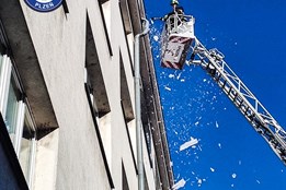 Led ze střechy ohrožoval chodce u zastávky na Slovanech