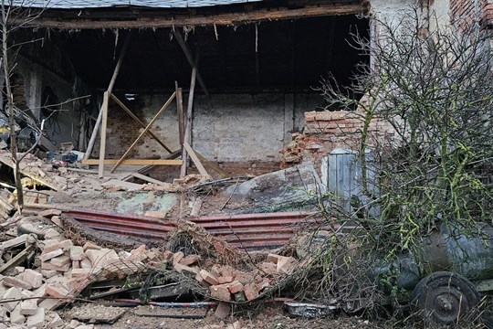 U Bochova se zřítila zeď hospodářské budovy, zavalila ženu 
