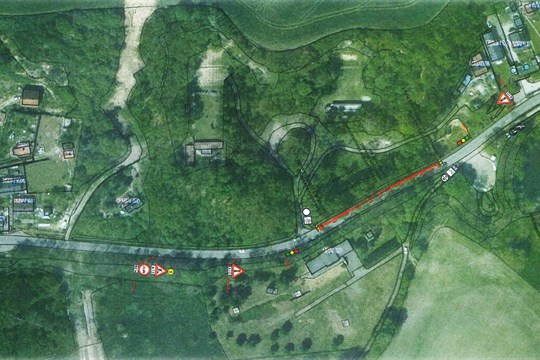 Motoristy čekají komplikace. Kvůli kácení stromů dopravu na Roudné řídí semafory