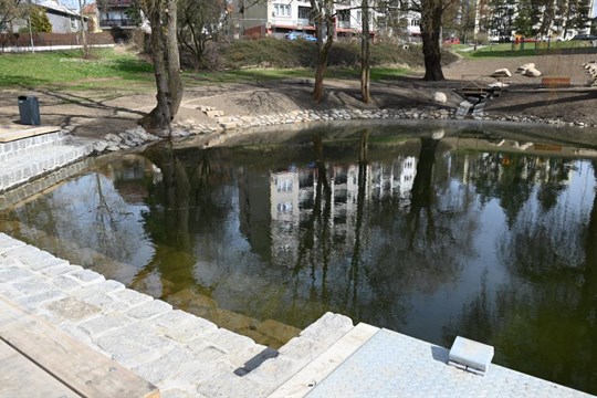 Schody do vody i mlatové cesty. Karlovy Vary dokončily proměnu drahovického rybníčku