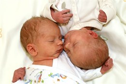 Klatovy slaví: První dvojčata roku 2026 jsou na světě