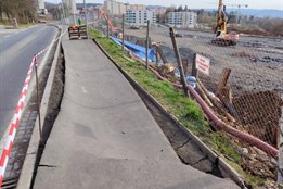 Pozor v Sedlecké ulici: Kvůli sesuvu se jezdí na semafory a autobusy vynechávají zastávku