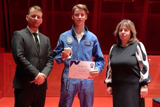 Mise k Měsíci s českou stopou: Daniel z ostrovského gymnázia bude u historického startu rakety