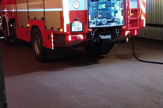 Noční drama v Milencích: Hasiči vyjížděli k požáru haly, v akci byla i termokamera