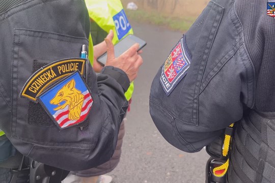 Devět autobusů a přes 300 osob pod dohledem policie v Karlovarském kraji 