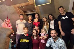 Z tříčlenné rodiny ze dne na den pětičlennou: Mladí manželé z Habartova se ujali osiřelých sester