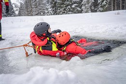 Sekundy, které rozhodují. Policisté na Šumavě trénovali záchranu z ledové vody