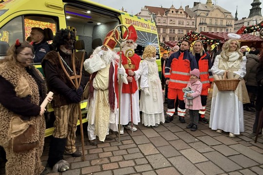 Plzeň zapsala rekord, na náměstí se sešlo 222 Mikulášů, čertů a andělů!