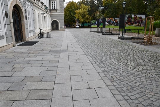 Nová dlažba i neviditelné kotvení výstav: Plzeň dokončila modernizaci sadového okruhu za 7 milionů