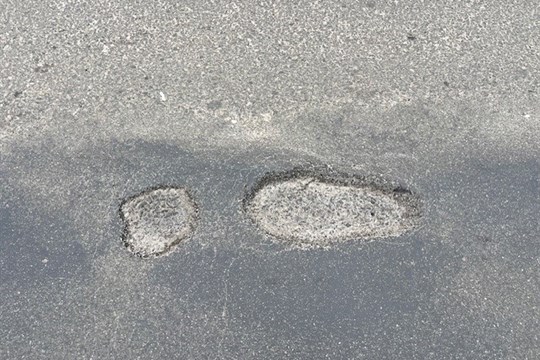 Zima dává silnicím zabrat. Silničáři neví, kam dřív skočit