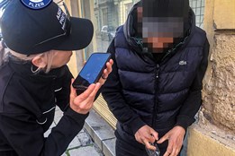 Drama v centru Plzně: Muž po požití HHC zkolaboval na ulici, zachraňovali ho strážníci